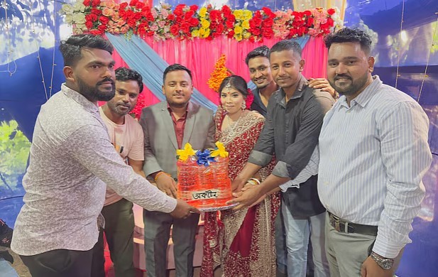 বউভাতে নবদম্পতিকে অকটেন উপহার দিলেন বন্ধুরা